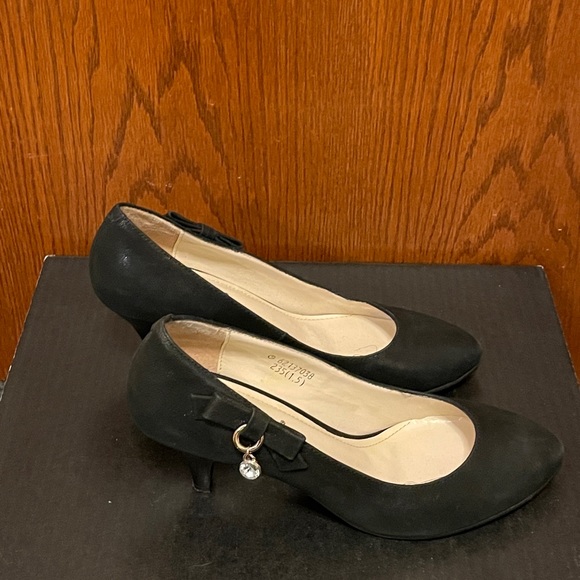 Low heels with dangling accessories - Picture 4 of 4